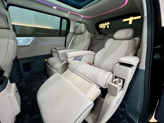 Xpeng X9 — Фото автомобиля 16