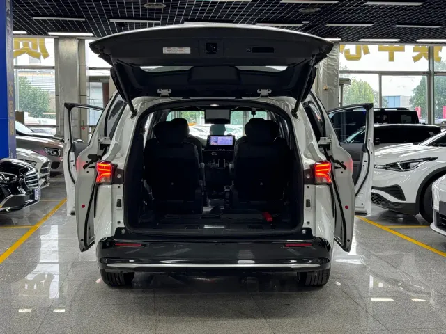 Toyota Sienna — Фото автомобиля 4