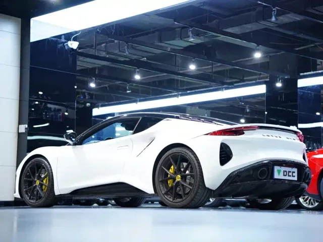 Lotus Emira — Фото автомобиля 18