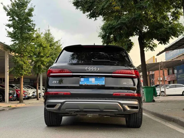 Audi Q7 — Фото автомобиля 4