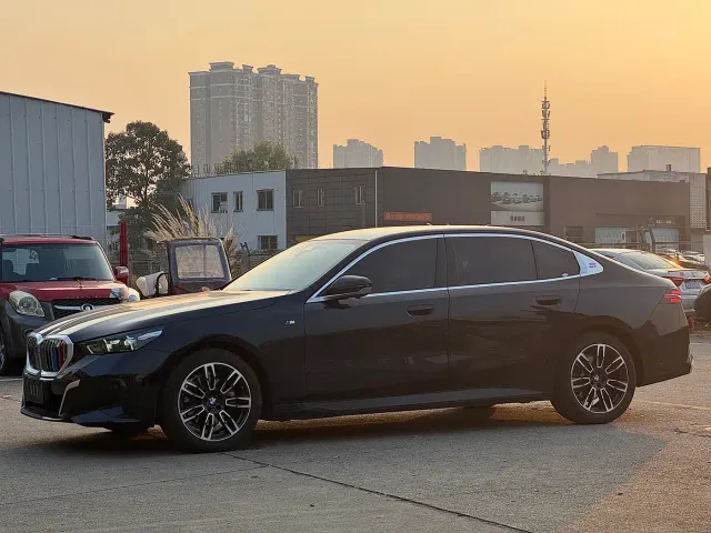 BMW 5 Series — Фото автомобиля 3