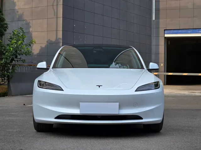 Tesla Model 3 — Фото автомобиля 4