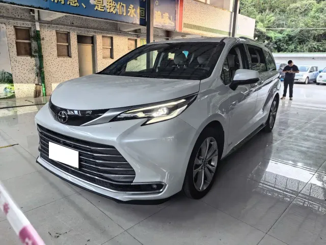 Toyota Sienna — Фото автомобиля 4