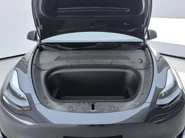 Tesla Model Y — Фото автомобиля 10