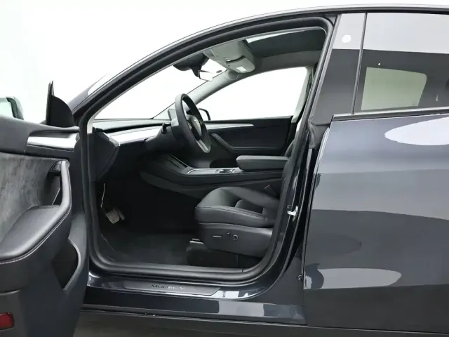 Tesla Model Y — Фото автомобиля 10