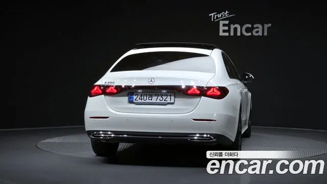 Mercedes-Benz E-Class — Фото автомобиля 4