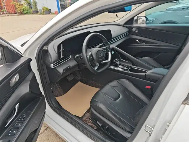 Hyundai Elantra — Фото автомобиля 15