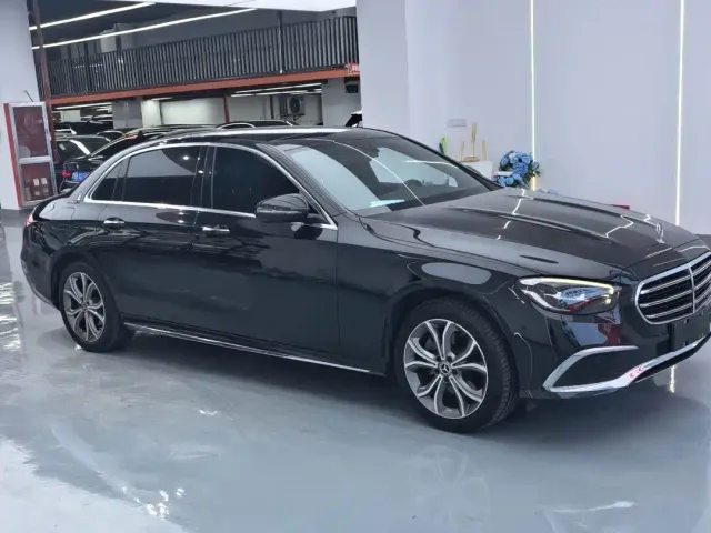 Mercedes-Benz E-Class — Фото автомобиля 3