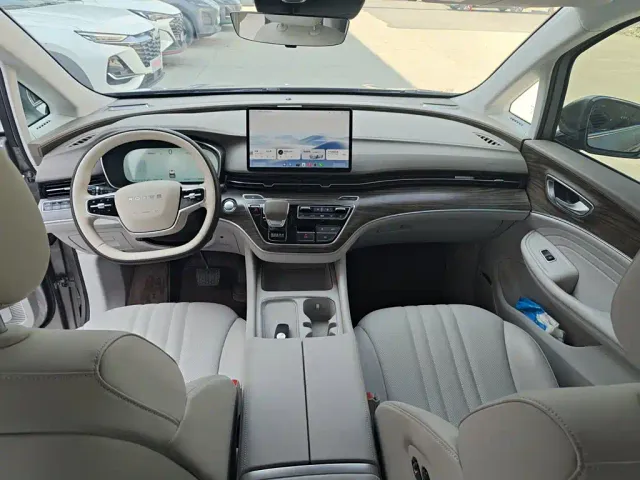 Roewe iMAX8 — Фото автомобиля 10