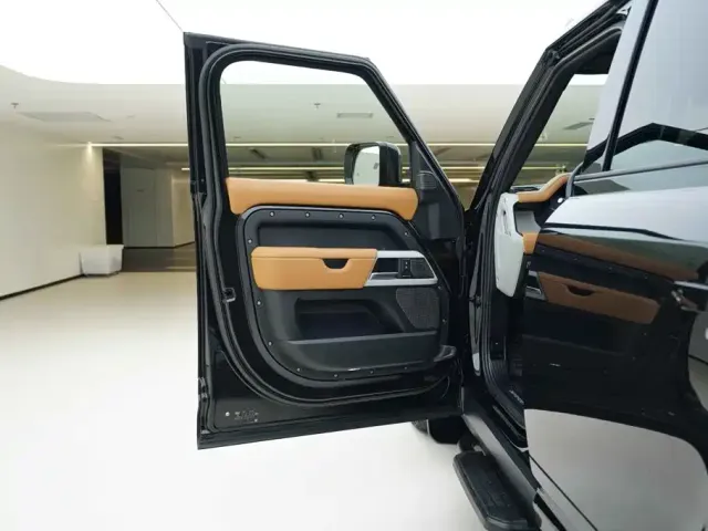 Land Rover Defender — Фото автомобиля 15