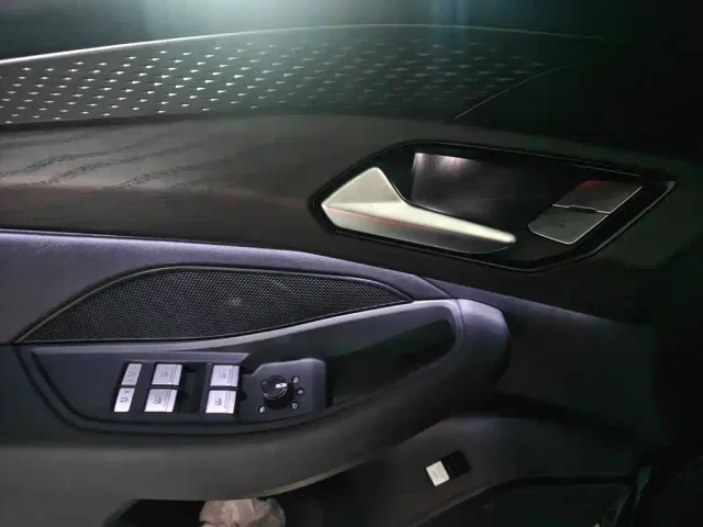Audi Audi Q6 2024 40 TFSI quattro Cloud View Yulin Package 7-seater — Фото автомобиля 6