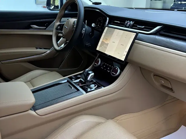 Jaguar XFL — Фото автомобиля 9