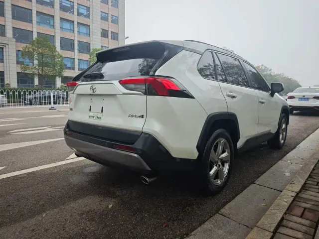 Toyota RAV4 — Фото автомобиля 2