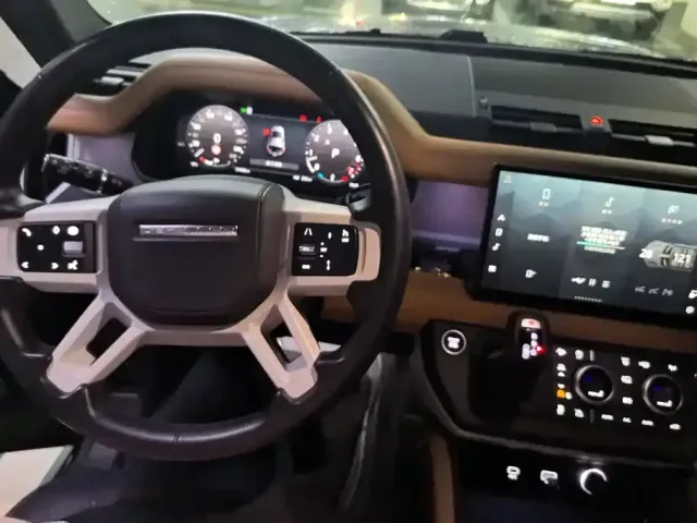 Land Rover Defender — Фото автомобиля 12