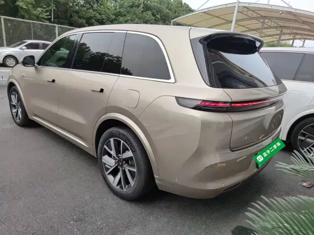 Li Auto L8 — Фото автомобиля 4