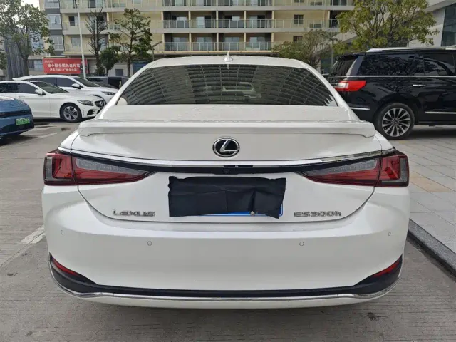 Lexus ES — Фото автомобиля 4