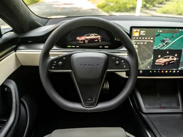 Tesla Model S — Фото автомобиля 11