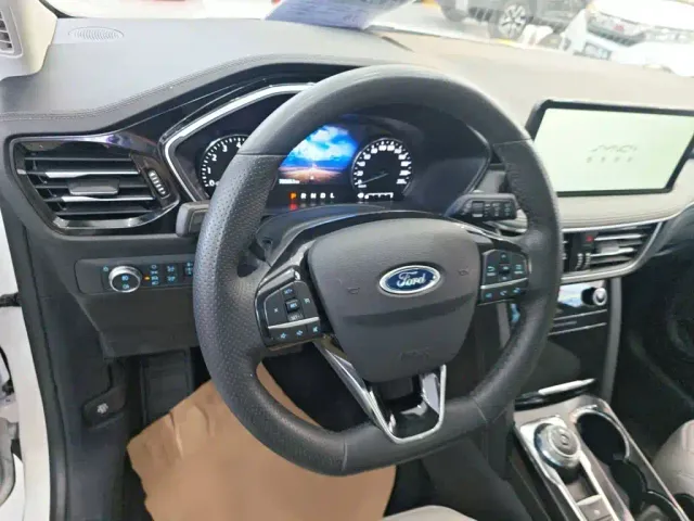 Ford Escape — Фото автомобиля 3