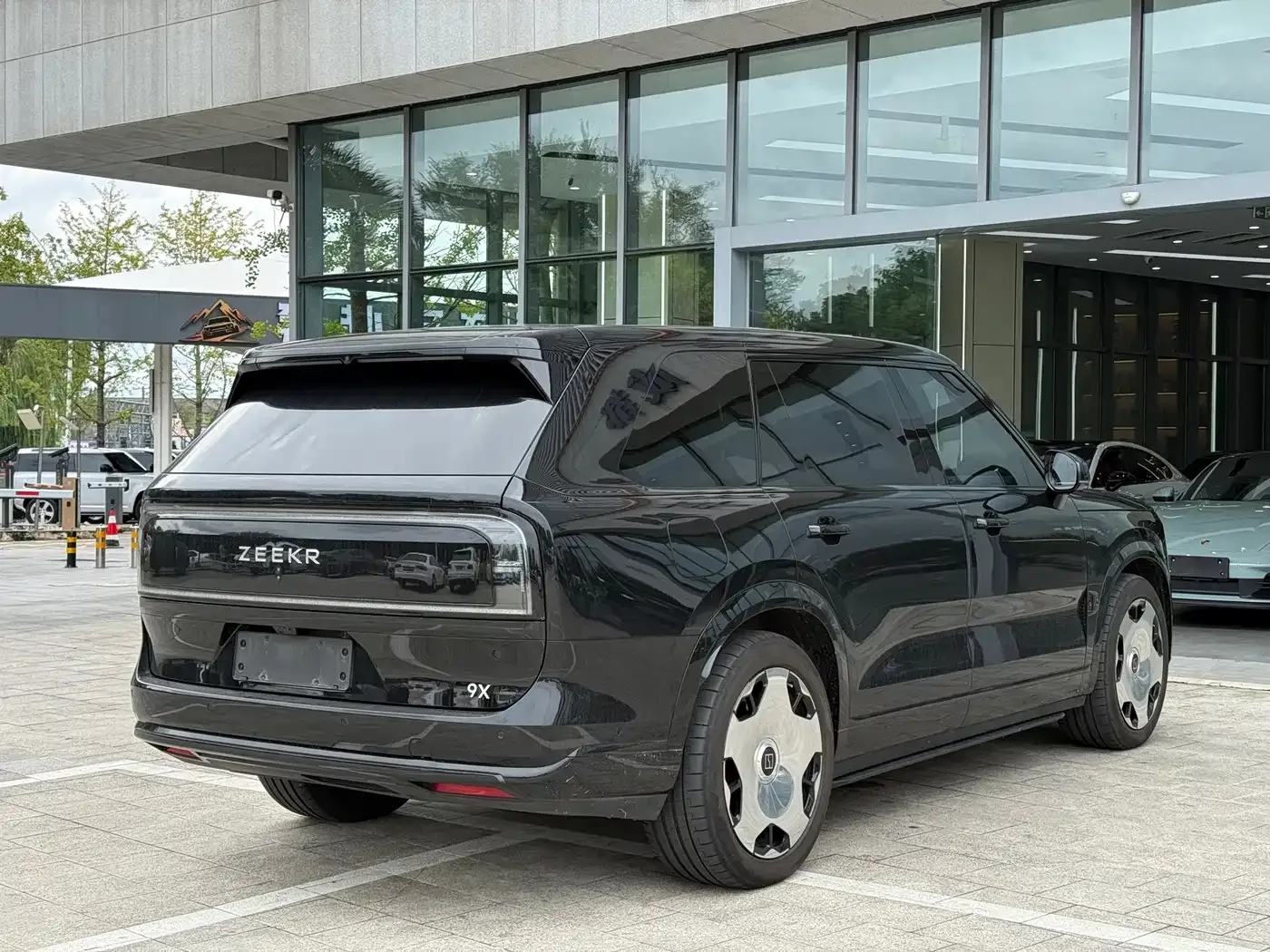 ZEEKR Zeekr 9X 2025 Model Gloss Black Edition — Фото автомобиля 17