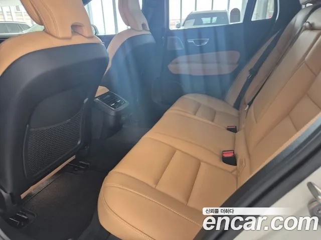 Volvo V60 — Фото автомобиля 14