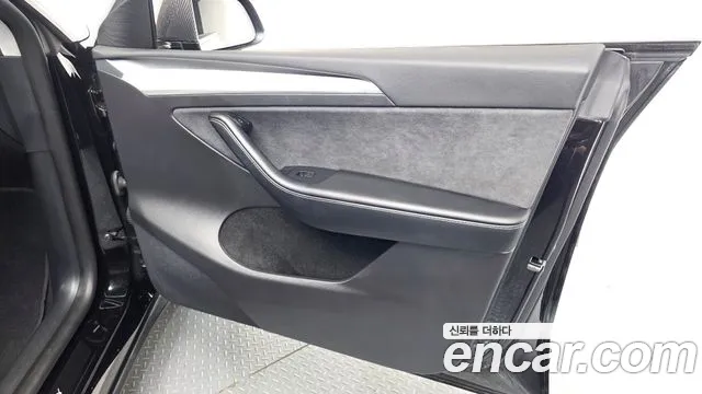 Tesla Model Y — Фото автомобиля 13