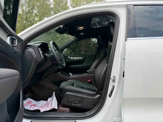Volvo XC40 — Фото автомобиля 3