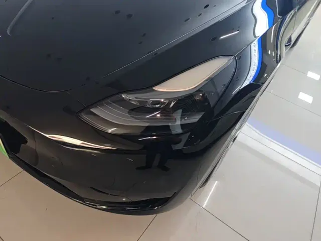 Tesla Model Y — Фото автомобиля 23