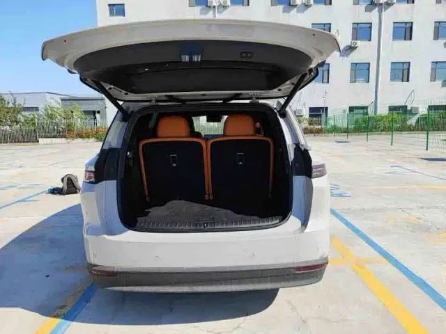 Li Auto i8 — Фото автомобиля 9