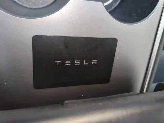 Tesla Model Y — Фото автомобиля 8