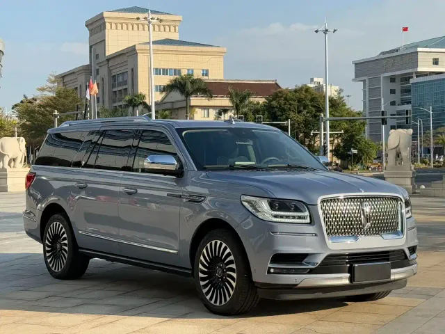 Lincoln Navigator — Фото автомобиля 3