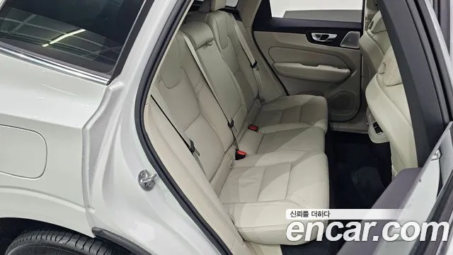 Вольво XC60 — Фото автомобиля 10