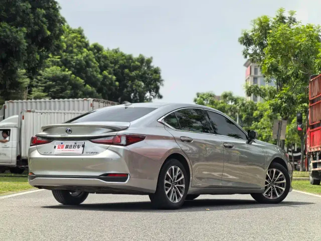 Lexus ES — Фото автомобиля 3