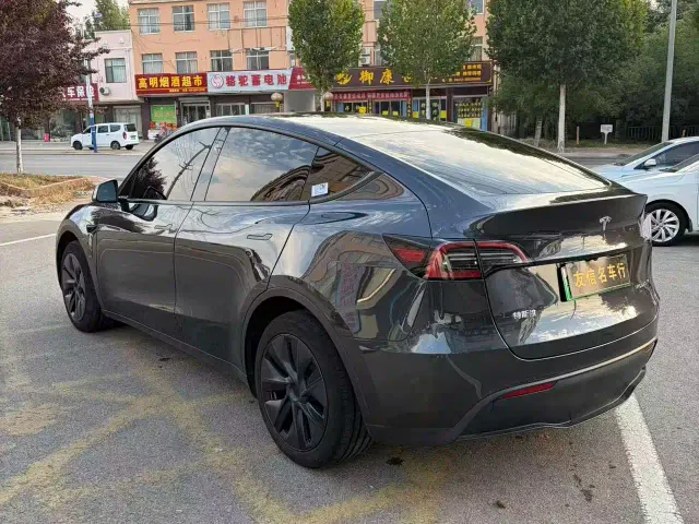 Tesla Model Y — Фото автомобиля 5