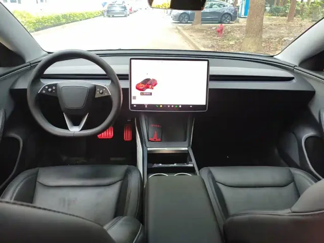 Tesla Model 3 — Фото автомобиля 9