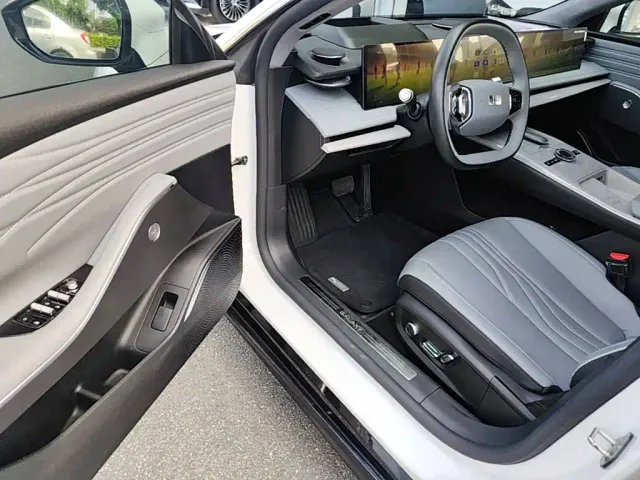 Geely Galaxy E8 — Фото автомобиля 15