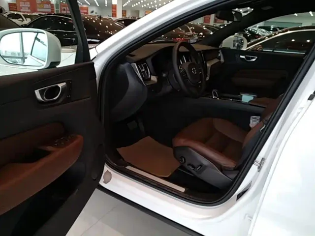 Volvo XC60 — Фото автомобиля 14
