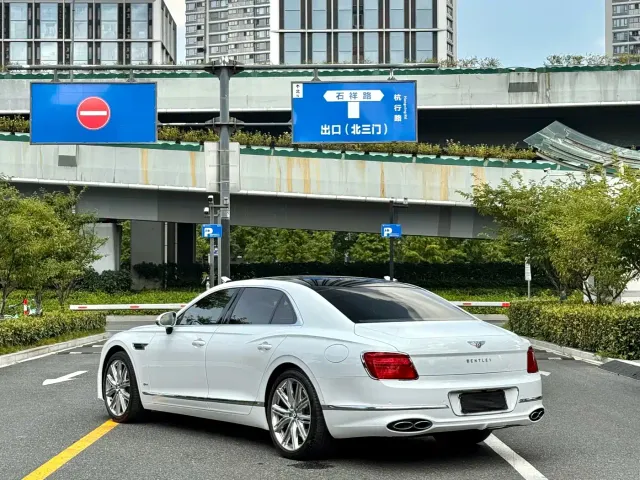 Bentley Flying Spur — Фото автомобиля 9
