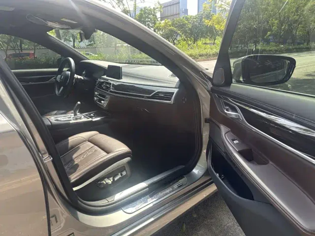 BMW BMW 7 Series 2021 Model 730Li M Sport Package — Фото автомобиля 8