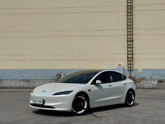 Фотография автомобиля — Tesla Model 3