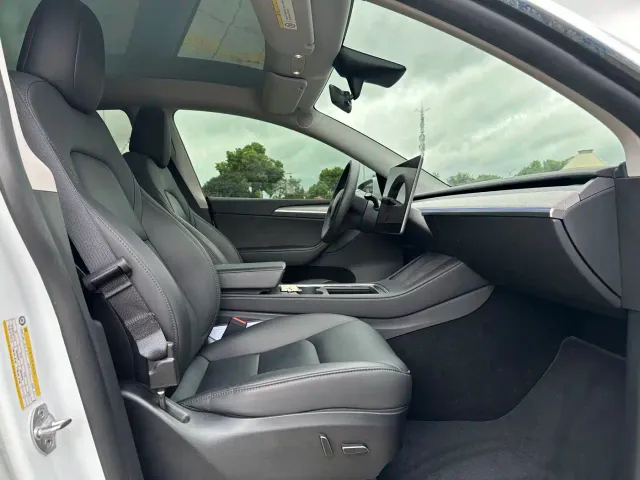 Tesla Model Y — Фото автомобиля 12