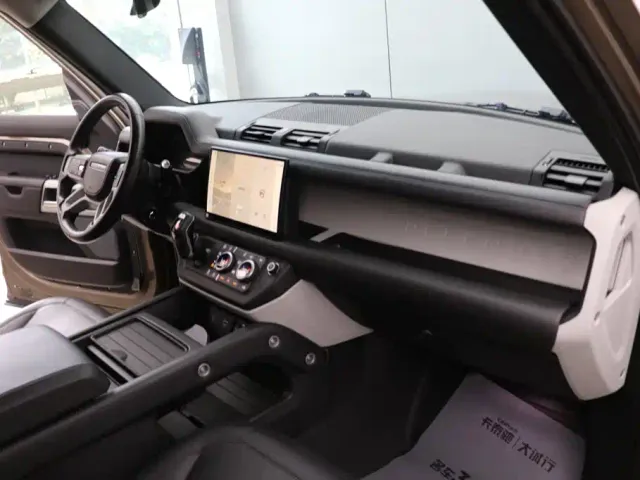 Land Rover Defender — Фото автомобиля 28