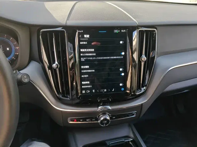 Volvo XC60 — Фото автомобиля 9
