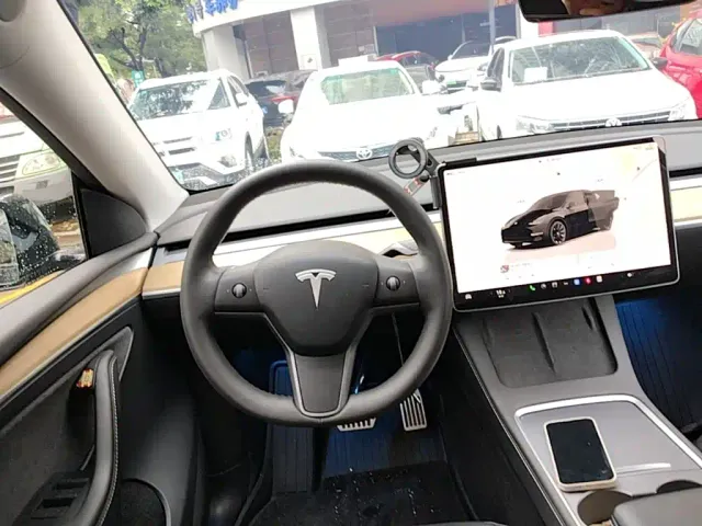 Tesla Model Y — Фото автомобиля 10