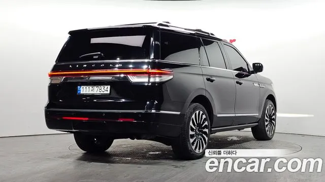 Lincoln Navigator — Фото автомобиля 2