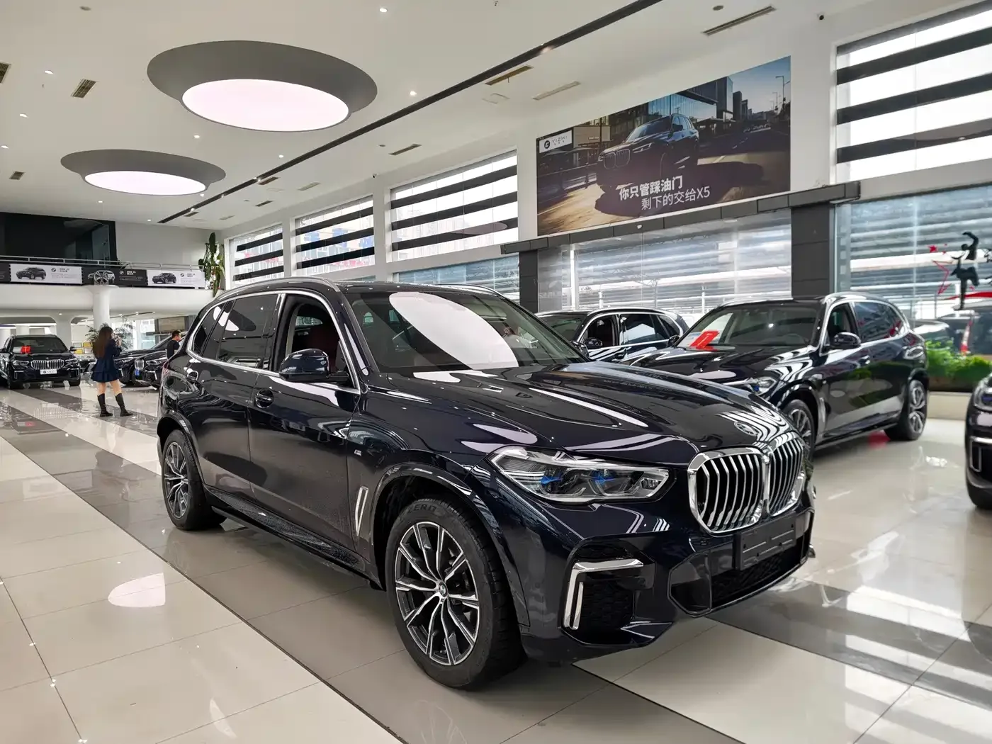 BMW BMW X5 2022 xDrive 30Li Premium M Sport Package — Фото автомобиля 3
