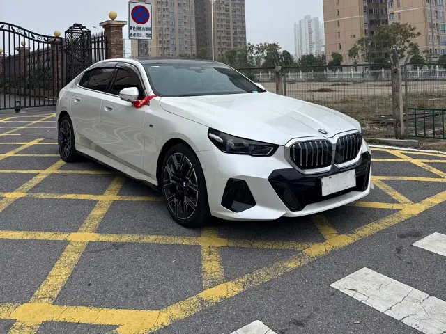 BMW 5 Series — Фото автомобиля 3