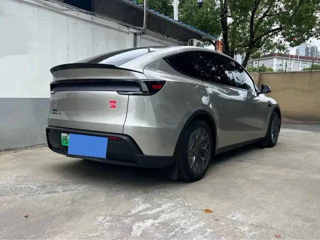 Tesla Model Y L — Фото автомобиля 4