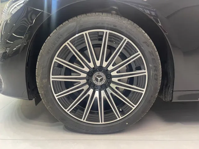 Mercedes-Benz E-Class — Фото автомобиля 27