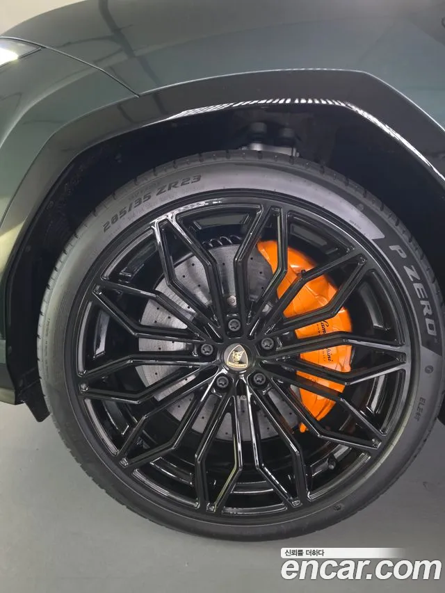 Lamborghini Urus — Фото автомобиля 5
