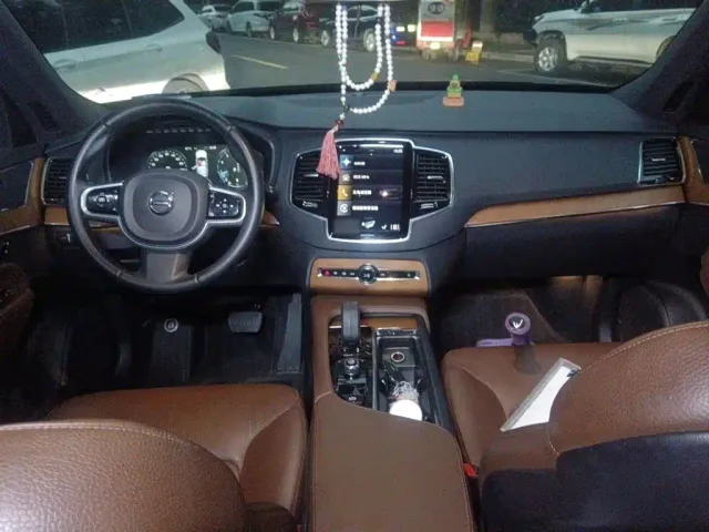 Volvo XC90 — Фото автомобиля 10